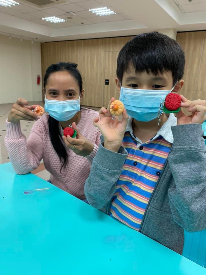 ArtisanHan's tweet image. Keeping the traditional culture on local snacks alive! Everyone had fun making their own air dry kueh keychain 
#workshop #artevent #onsiteworkshops #airdryclay #airdryclaycreation #singapore #sgworkshop #sgevents #familybonding #kids #fun #simple #keychain