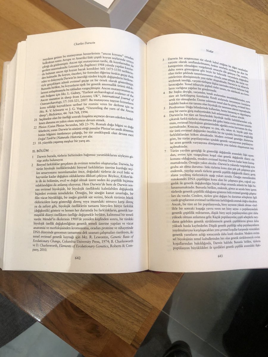 Köken kitapçılarda :) çeviriye kırk sayfayı aşkın not ekledim. Bu notlar güncel evrim bilgisi içeriyor uygun yerlerde. Örneğin göz gibi “karmaşık “ yapının evrimini Darwin’in temel izahı ile modern genetik bulgular ışığında vermeye çalıştım.