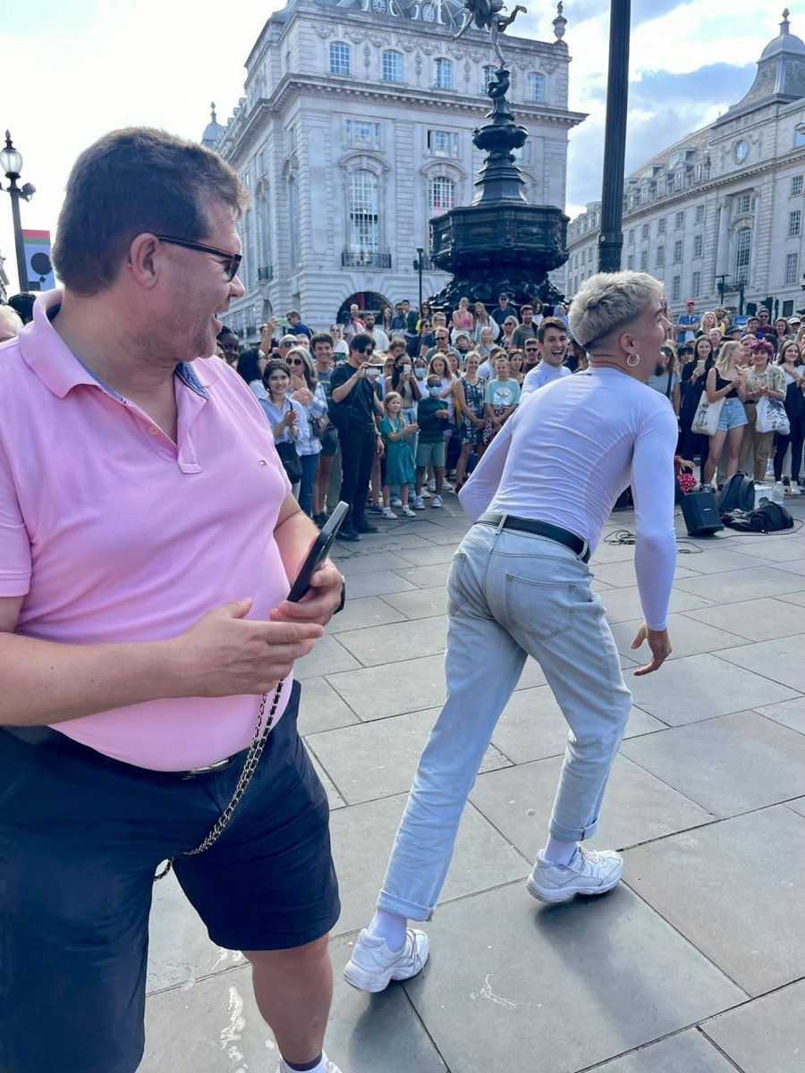 stefanie321xxx's tweet photo. Pure entertainment is not an egotistical lady singing boring songs onstage for two hours and people in tuxes clapping whether they like it or not. It's the real performers on the street who can hold people's attention and keep them from walking away. https://t.co/0IUb0Ho0OE