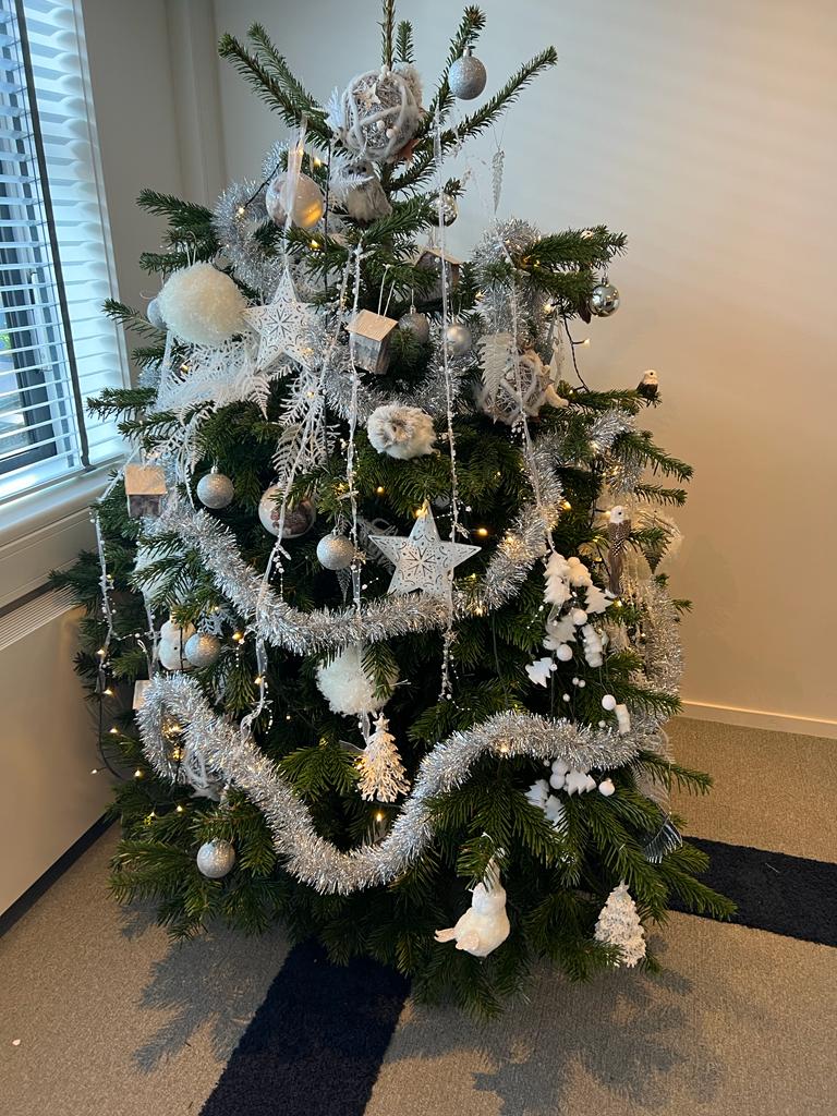 Gezellig. 
Ons kantoor is in kerstsfeer.