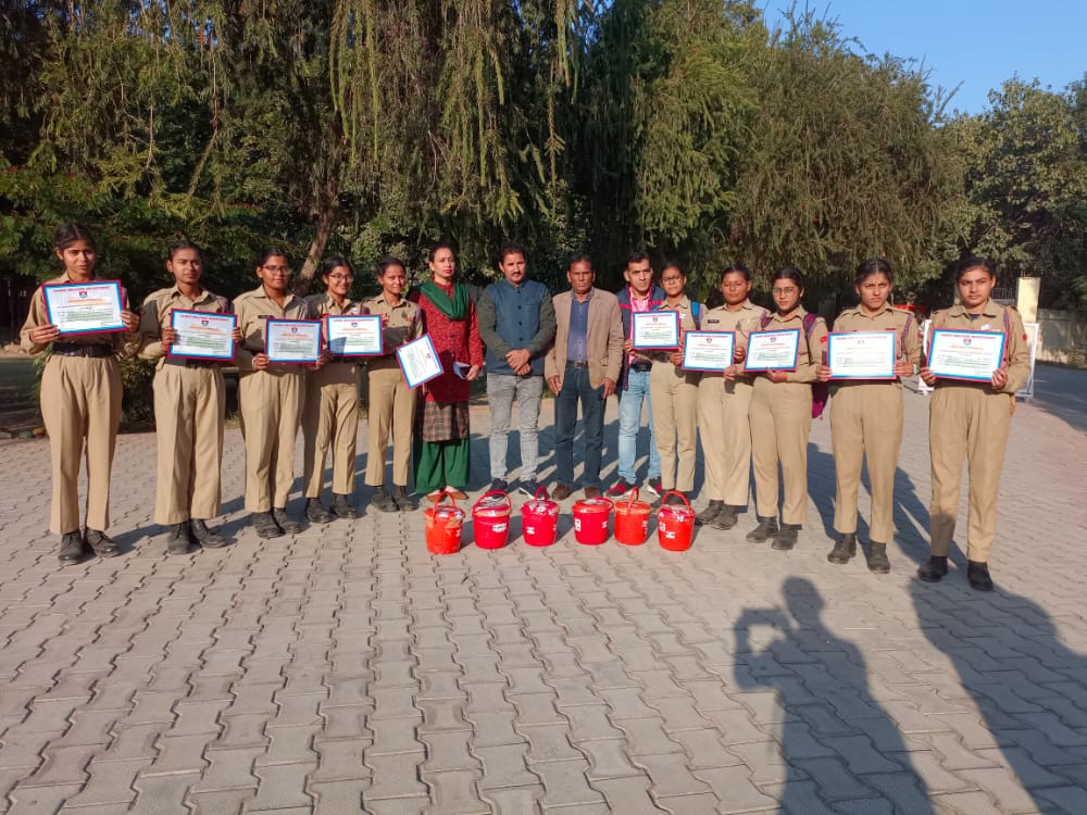 GDC_RS_Pura_NCC's tweet photo. 2 J&amp;K Girls Bn NCC,Jammu from GDC RS Pura organised Donation Drives to mark the observance of Armed Force Flag Day today.The drives were organised at Miran Sahib,RS Pura,Bishnah and Arnia.
#armedflagday
@DteJKL 
@HQ_DG_NCC 
@prodefencejammu 
@adgpi
@iranjanmahajan 
@suniluppal16 https://t.co/GOci8hppNE