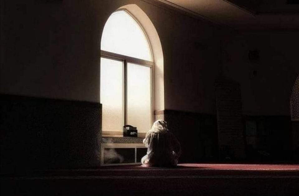 إن الليالي قالت وقد صدَقَت
البوحُ ذُلٌ لغير الواحد الصمدِ