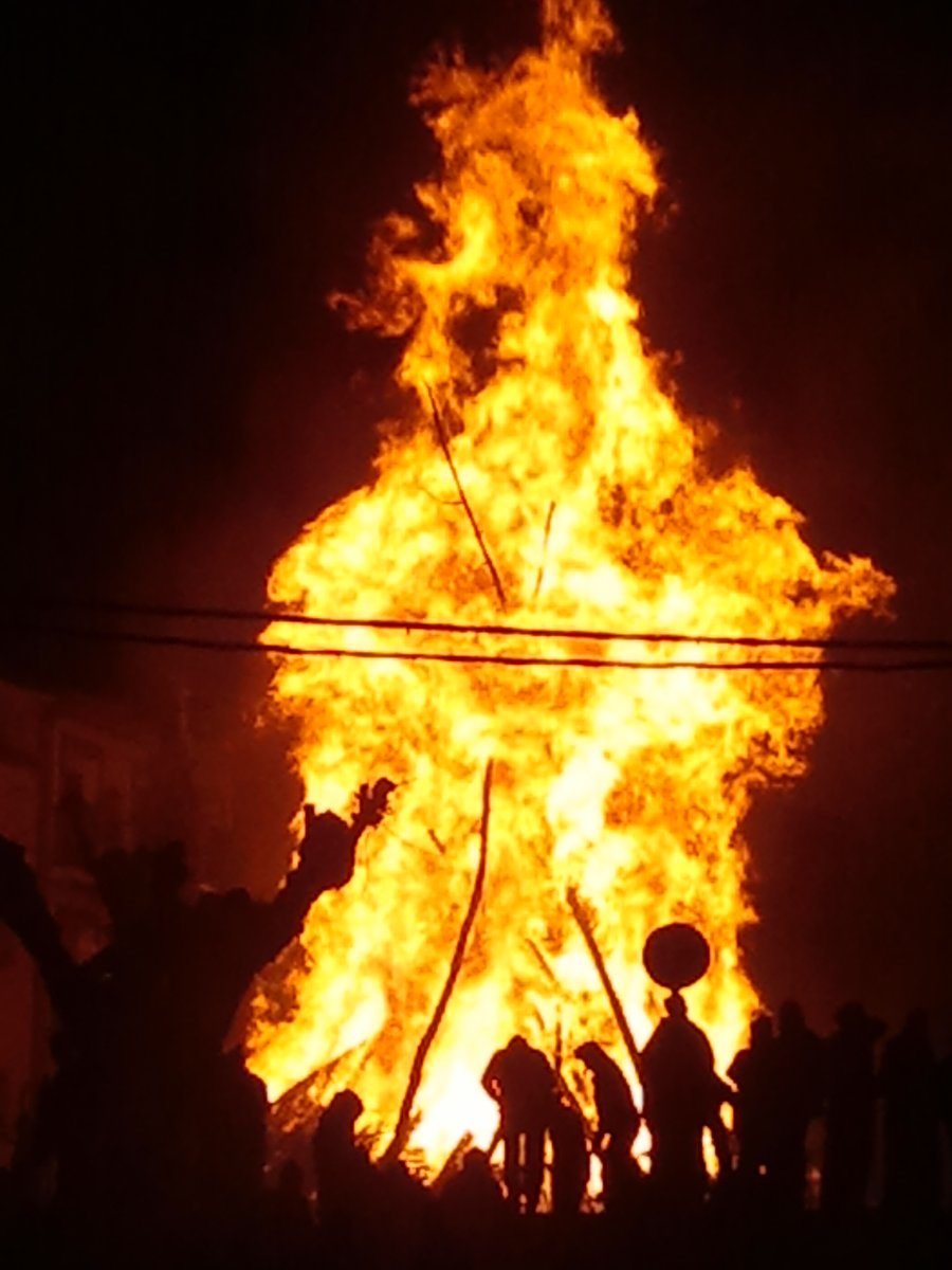 VeradeCaceres's tweet photo. Fiestas de La Vera. Esta noche, 7 de diciembre, hay tres fiestas importantes en #LaVera y con el fuego como protagonista. #LaVivaViva en Aldeanueva, #LosEscobazos en Jarandilla y #LasLuminarias en Madrigal https://t.co/RWxqgHRdJ6