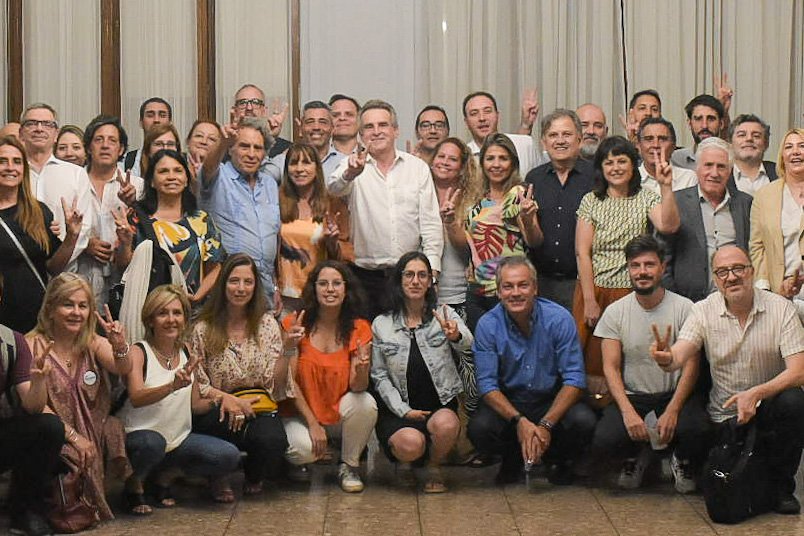 RossiAgustinOk's tweet photo. #CABA | Encuentro de la Mesa Nacional de #LaCorriente, donde  compañeras y compañeros de 17 provincias repudiamos el fallo que intenta proscribir a @CFKArgentina. 

Llamamos a defender la democracia y respaldar la gestión del gobierno del @FrenteDeTodos, de cara al 2023. https://t.co/jNVxrZkoHk
