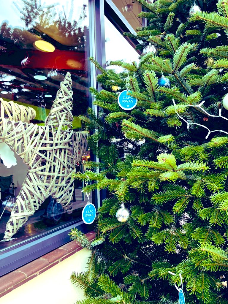 Edrych mlan i gal sgwrs da <a href="/NiaParry/">Nia Parry</a> <a href="/BBCRadioCymru/">Radio Cymru</a> a gofyn y cwestiwn ‘Beth yw’r Nadolig i Mi?’ #atogfion #nadolig #traddodiadau #cwmni #teulu #borecothi 👍⭐️💃
