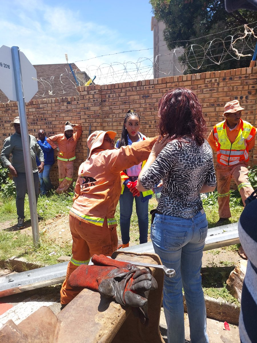 mphophalatse1's tweet photo. Engaging with the employees from @MyJRA in Region B with MMC @LeahK28, to find out what their issues and concerns are. We value their hard work and it is important to ensure they are working in an environment that is safe for them to perform well.#GoldenConnection https://t.co/WSkkLsyntl