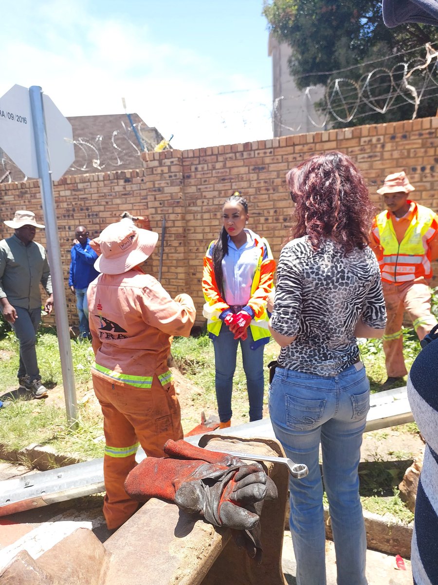 mphophalatse1's tweet photo. Engaging with the employees from @MyJRA in Region B with MMC @LeahK28, to find out what their issues and concerns are. We value their hard work and it is important to ensure they are working in an environment that is safe for them to perform well.#GoldenConnection https://t.co/WSkkLsyntl
