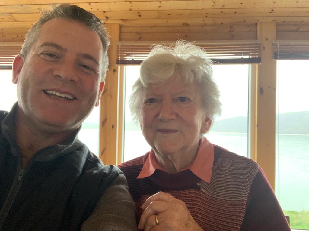 Síle Uí Mhaolchatha a bhí 95 bliana d'aois ke déanaí le clos anois ar an gclár, bhuail Dara Ó Cinnéide chuichi age baile sa Cheapaigh. <a href="/RTERnaG/">Raidió na Gaeltachta</a>