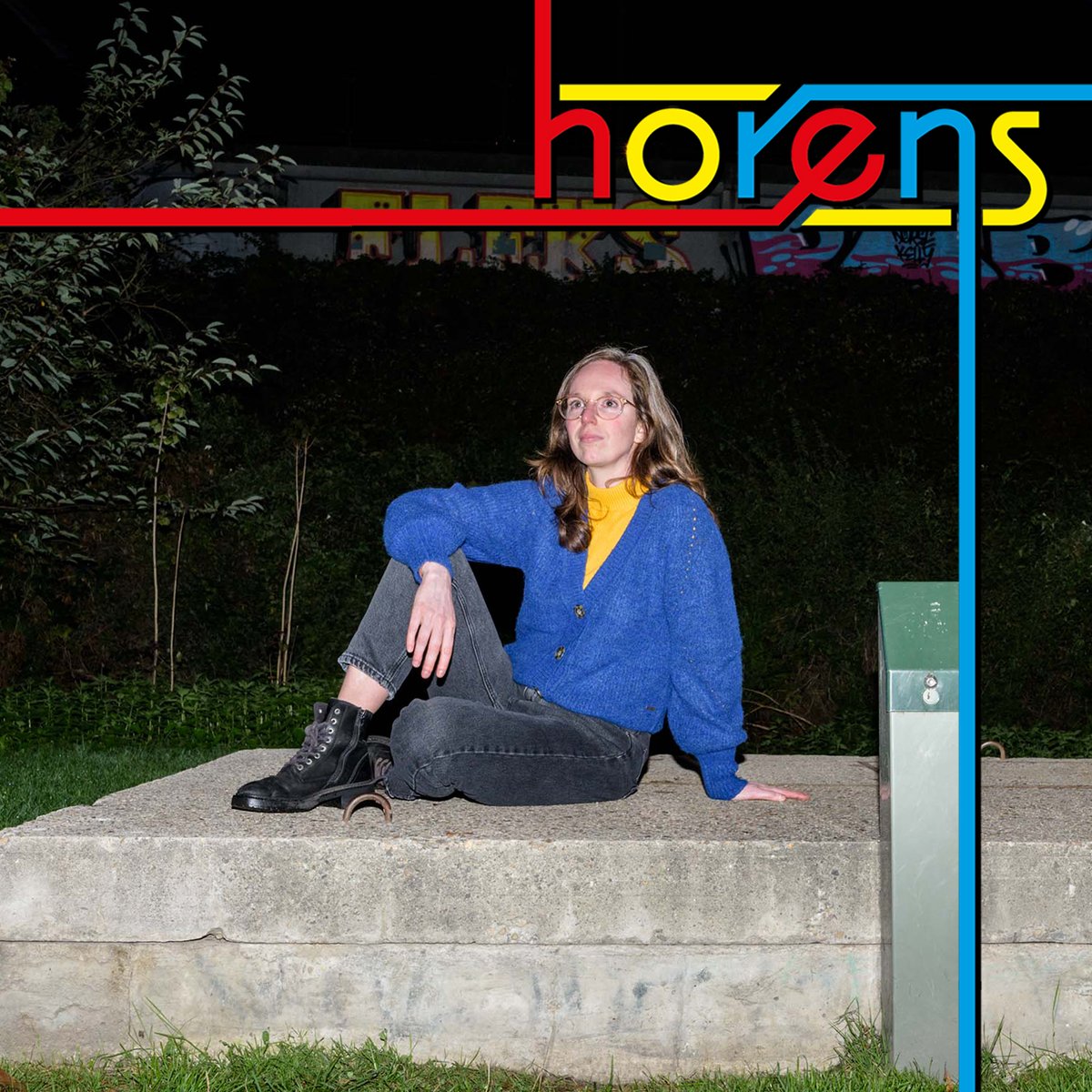 🔵 Wij zijn Horens. Wij maken geluid. 🟡 En dit is Marieke (1985): audiomaker, componist en field recordist. Haar lievelingsgeluid is knisperend zand. Verklankt nu een abstract roze schilderij voor <a href="/RCE_erfgoed/">Rijksdienst voor het Cultureel Erfgoed</a> 🔴horens.audio/#wie