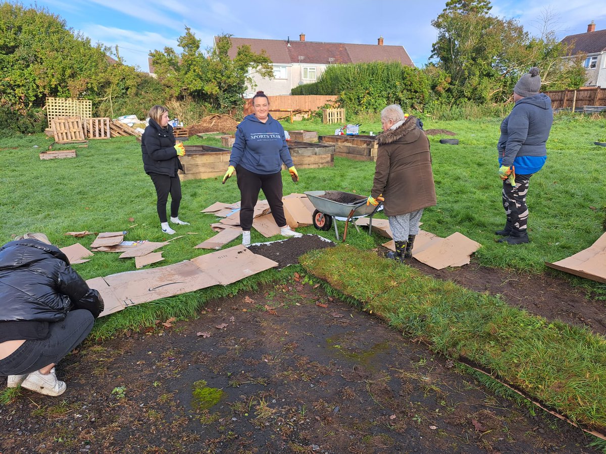 Many hands make light work ..Wildflower Turf Laid, a range of herbs/ plants/ flowers planted in raised beds and in the pond at Clase Community Garden. Thanks to all the volunteers, especially our youngest volunteer yet #wellbeing #communitygrowing @WGClimateChange @HeritageFundUK
