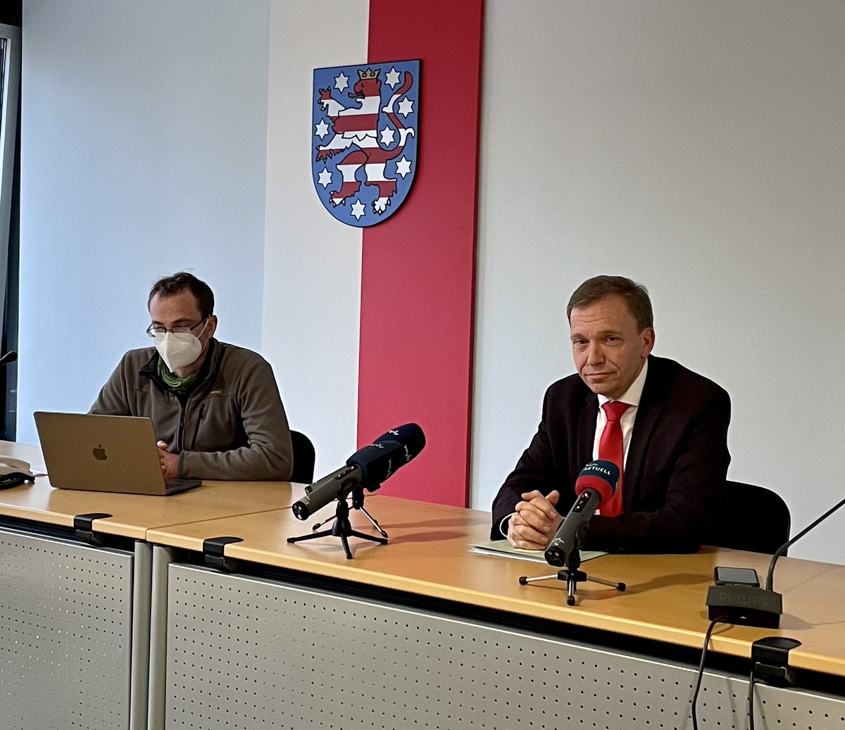 spdthl's tweet photo. Die aktuellen Verhandlungen rund um den #landeshaushalt23 gleichen einem Ritt auf der Rasierklinge, sagt #FraVo Matthias Hey bei der @LPK_Thueringen https://t.co/gX6fvWGkE9