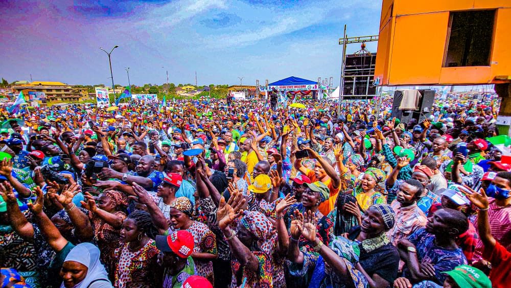 Tony_Ogbuagu's tweet photo. The real electorates in Osun State with PVCs came all out for Atiku Abubakar, the other ones go hire bike men for road show in jalingo.
Gradually we are separating the boys from the men, mushroom parties. https://t.co/Gxfpk4chNV