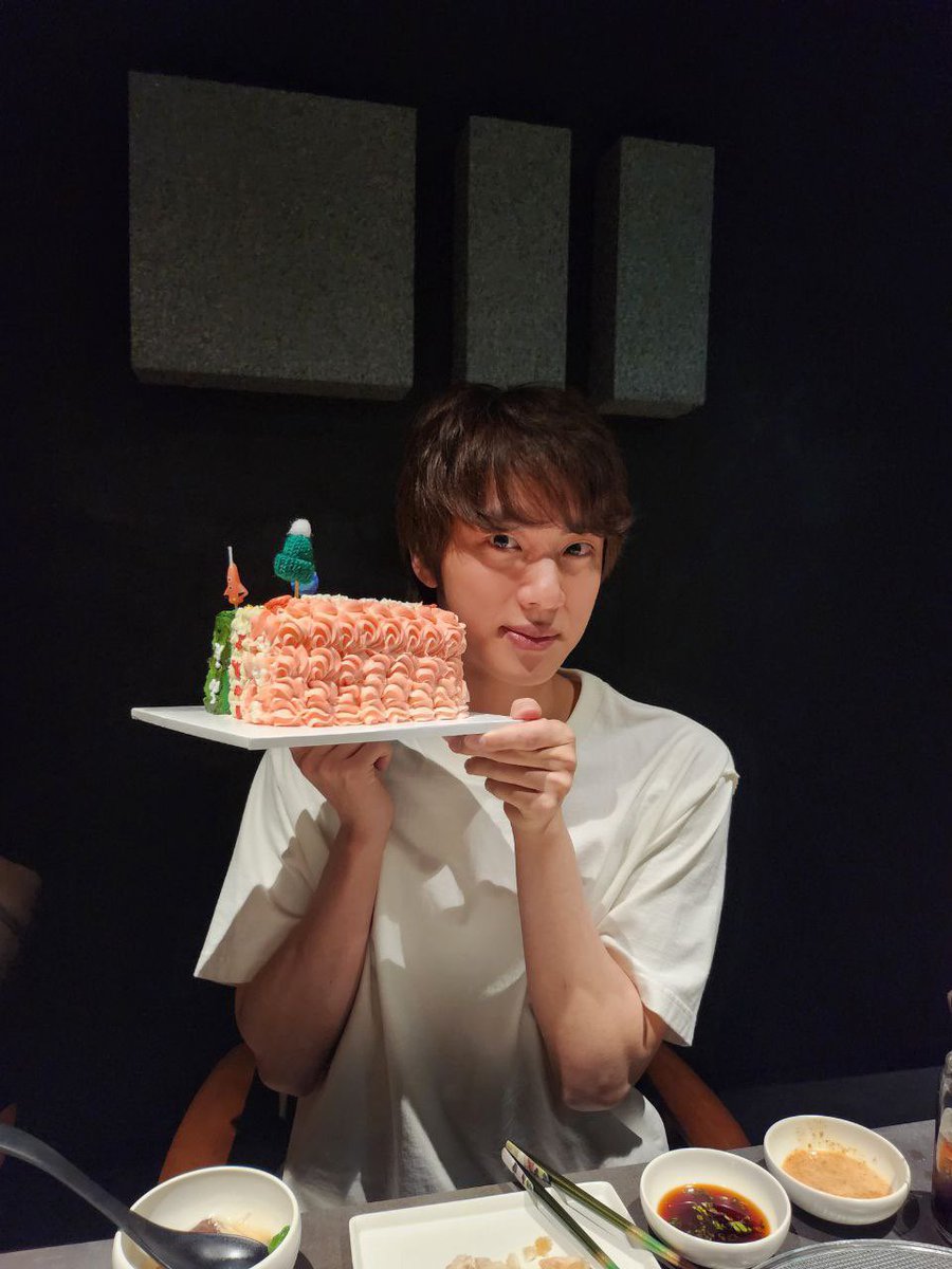 [221207 Jin Weverse Post] 🐹 cake designed by jhope