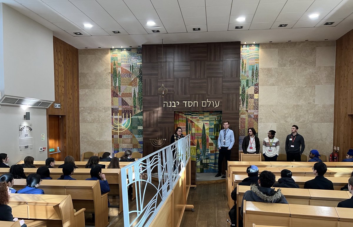 The Alan Senitt Upstanders Leadership Programme is back! We wanted to share an image from our students visiting @yavneh_college’s synagogue to learn about Jewish practice and festivals! 🕎 80 students in total will be trained to deliver social action projects. 🙌🏼