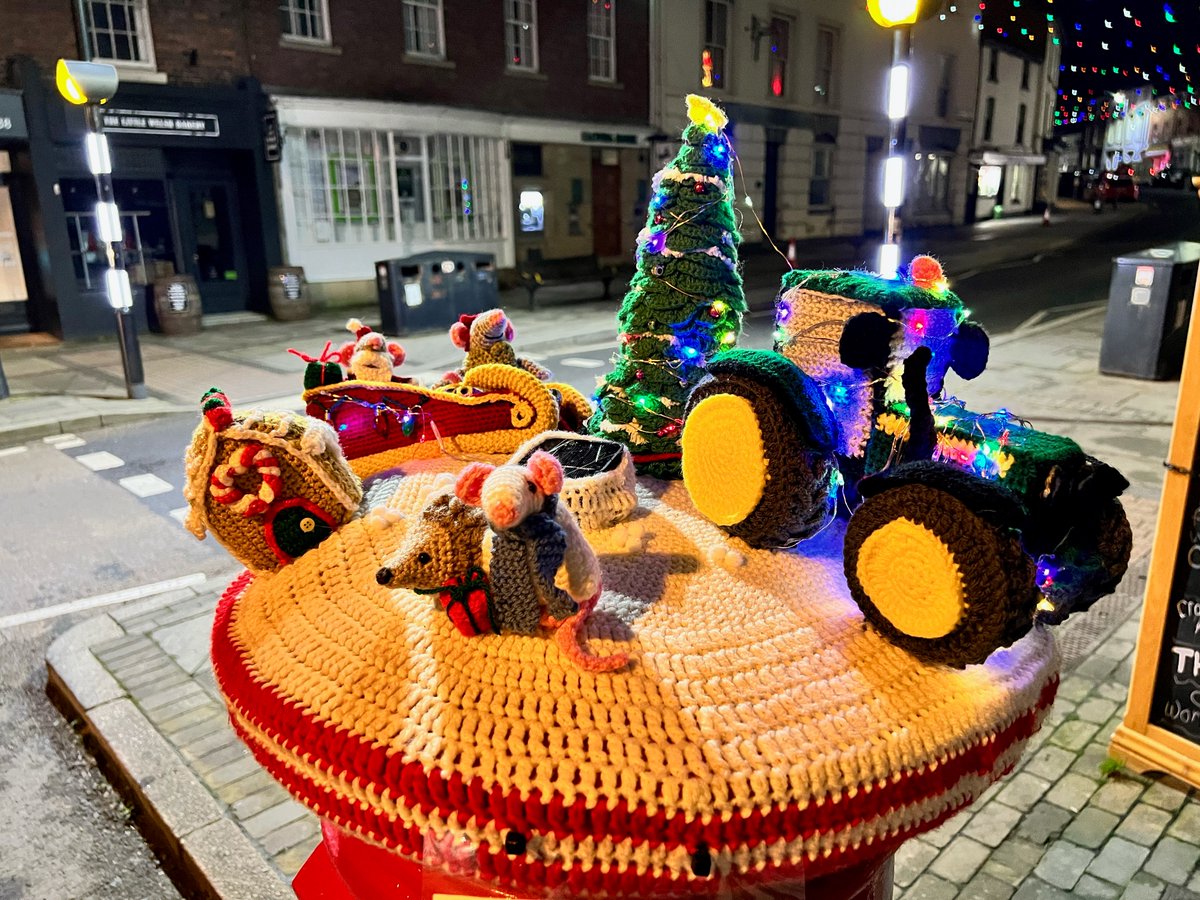 Who else has spotted this excellent postbox topper in Welshpool's Broad Street ahead of Sunday's illuminated tractor run? It's absolutely fantastic! 🚜🧶
countytimes.co.uk/news/23175773.…