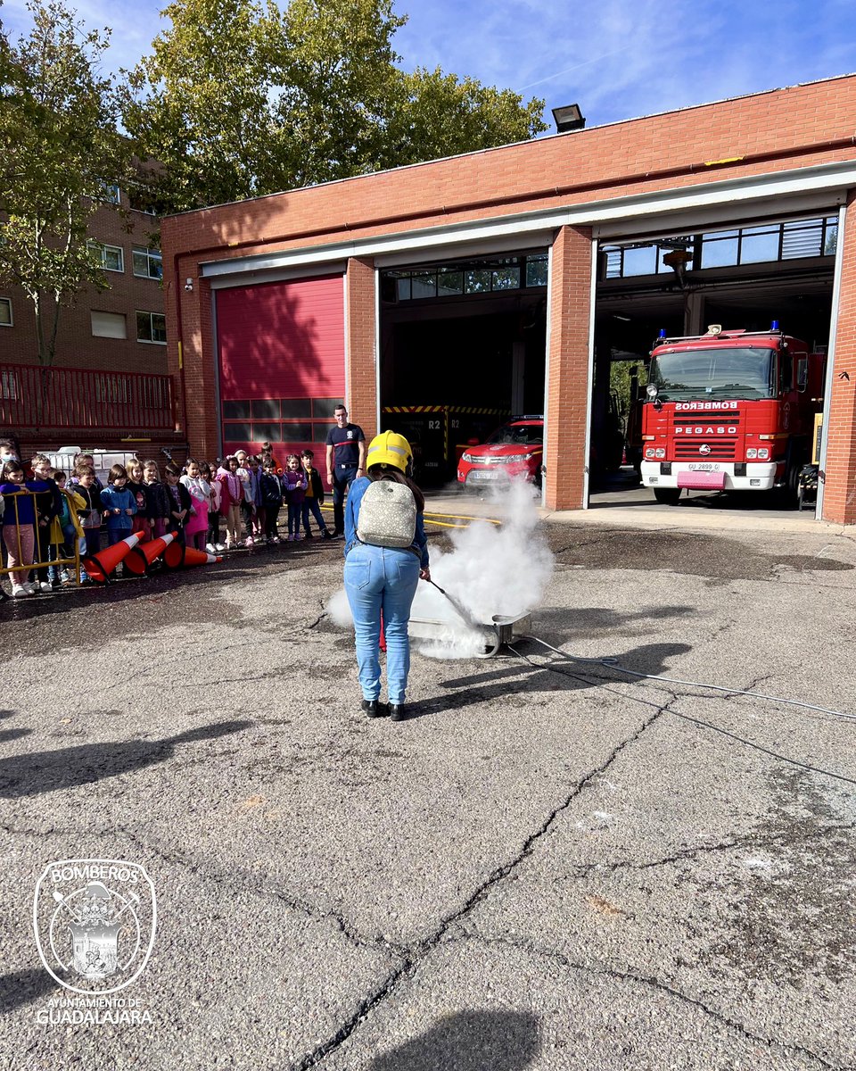 👨🏻‍🚒 #PREVENCION
Cuantos de vosotros sabe usar realmente un extintor? 🧯
Evitemos la propagación del fuego:
1.Tira de la anilla
2.Aprieta la manera dándole la espalda al viento
3.Apunta a la base de la llama con movimientos en zig-zag 👍🏽
<a href="/grupofortem/">Grupo Fortem - Formación Técnica en Emergencias</a> Gracias por los extintores!✅