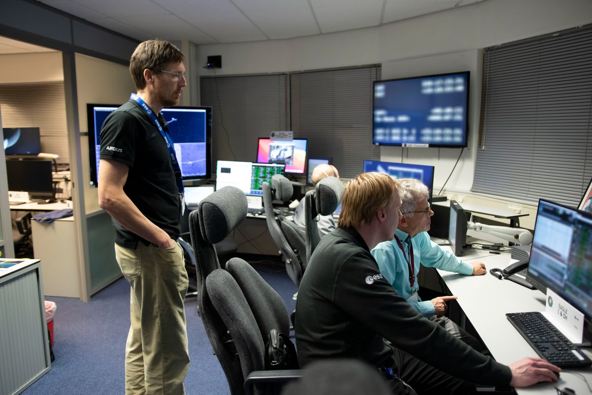 esa's tweet image. Our #EuropeanServiceModule Team are hard at work in  the mission evaluation room ensuring  @NASA_Orion's safe return back to Earth.

For more #Artemis I images👉 flickr.com/photos/esa_eve…