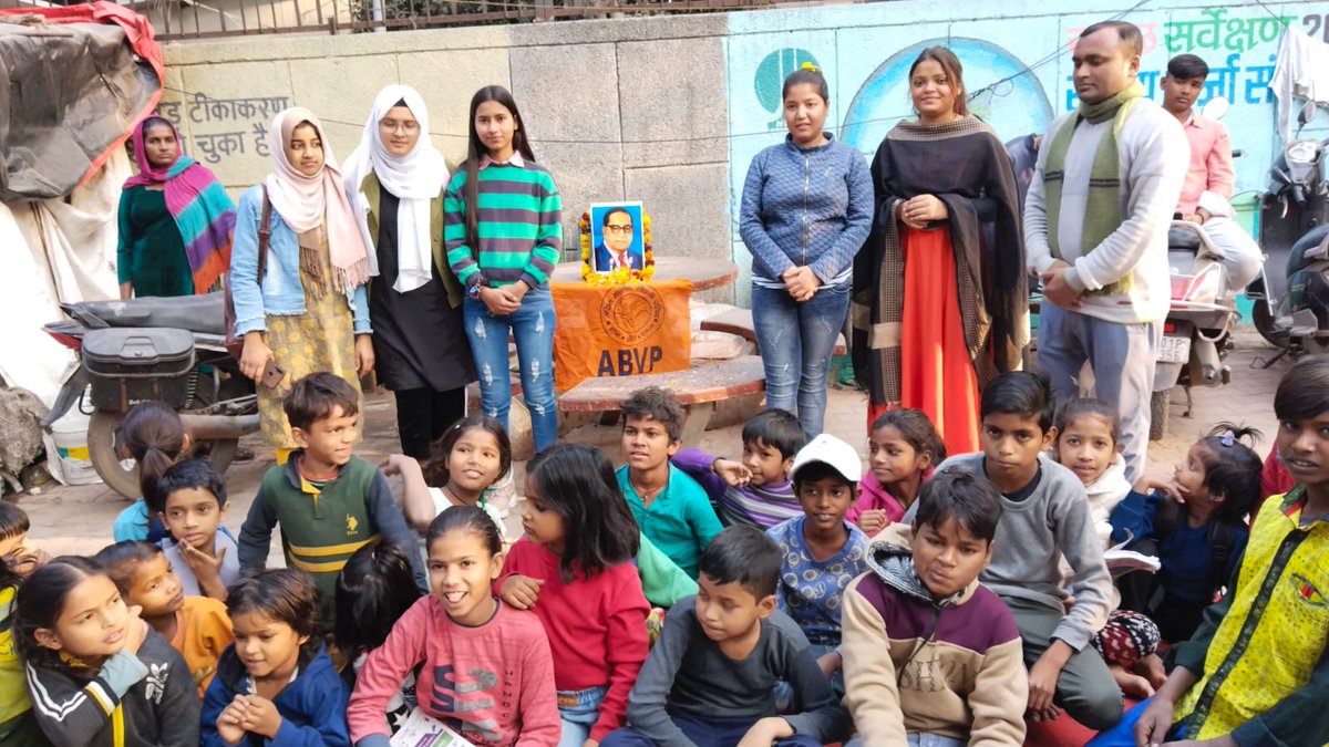 ABVPDelhi's tweet photo. समरसता दिवस के उपलक्ष में अभाविप मध्य विभाग के कार्यकर्ताओं द्वारा विभिन बस्तियों में बाबासाहब भीमराव अम्बेडकर जी की पुण्यतिथि पर उन्हें श्रद्धांजलि अर्पित की एवं स्थानीय बच्चों के साथ सह-भोज भी किया I https://t.co/jsIgSbnZcu