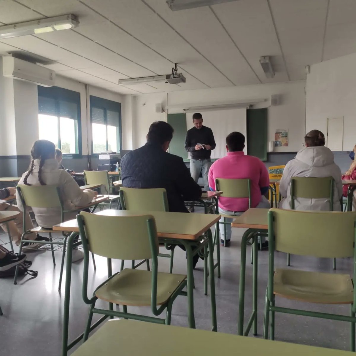 i_bachiller's tweet photo. Hoy ha visitado nuestro centro Víctor Píriz para dar una charla sobre la Constitución Española a los alumnos de segundo de bachillerato. Desde el centro agradecemos su participación en esta actividad https://t.co/nFHH28KjbM