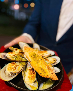 BabAlQasr_Hotel's tweet photo. #Dinner at the Loop Beach? 
YES.

End the days of 2022 with healthy delectable #dishes by the #seaside in a relaxing atmosphere where happiness comes by waves.

#biltmorecollection #babalqasr #Loopbar #bar #drinks #beach #pool #Shisha #pizza #seafood #festiveseason #happyholidays https://t.co/5Az16rzWiW