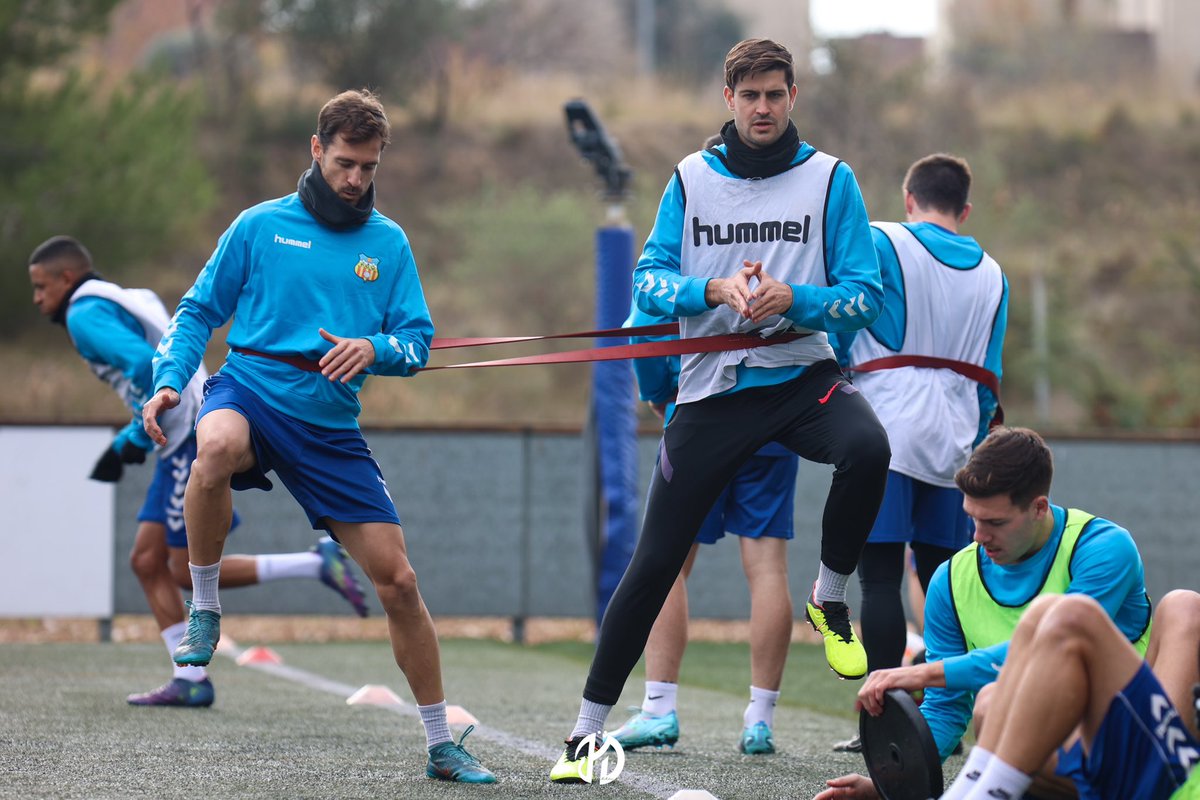 SamuelBlasco's tweet photo. 🔑 Si quieres estar fuerte durante la temporada.
🪄 Tienes que entrenar fuerza durante la temporada.

💪🏽 Som-hi, @FCVilafranca 🔴🟡 https://t.co/gKYvPmCrLD
