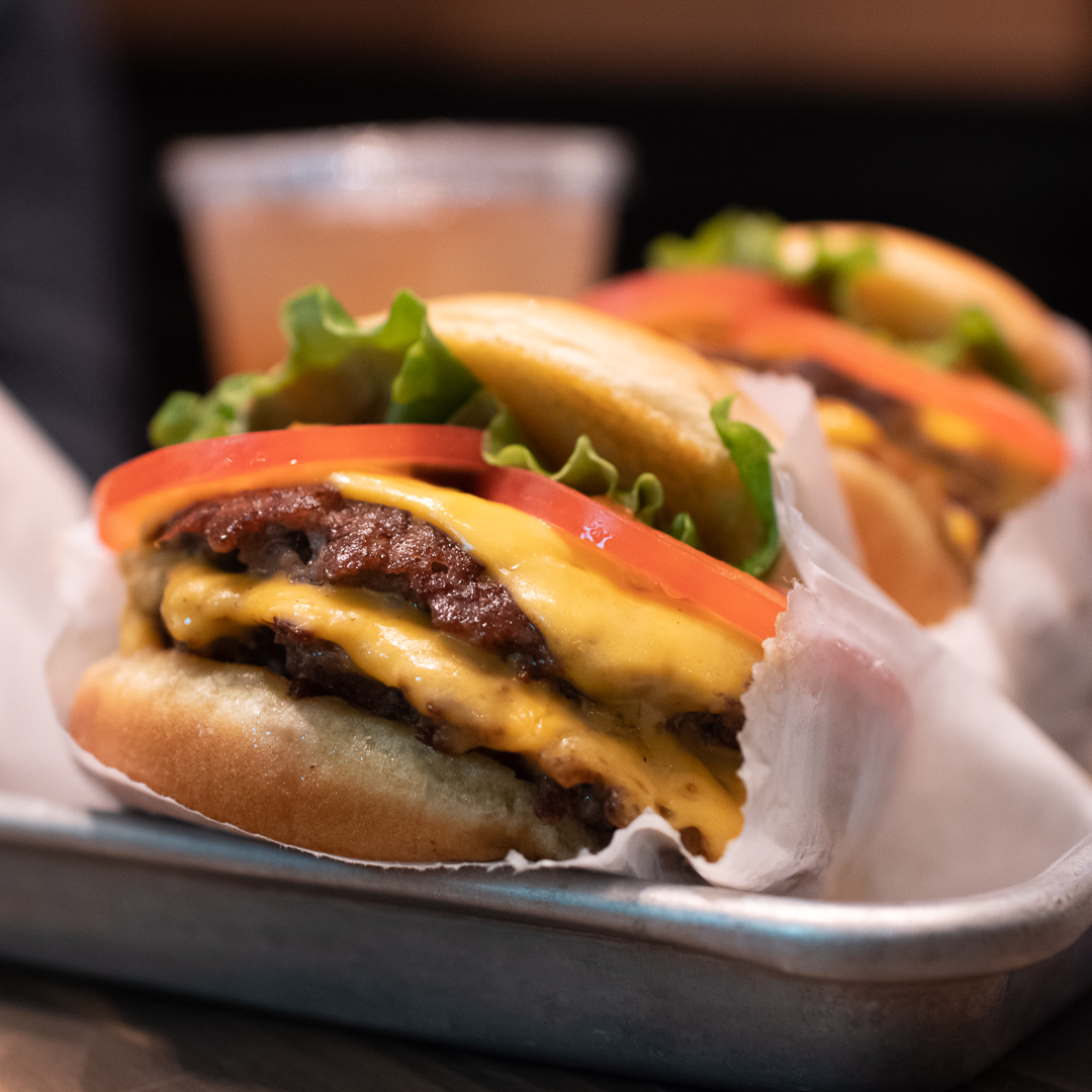 sszk's tweet photo. シャックバーガーが美味しすぎる。ニューヨークで食べて以来すっかりトリコ。 #shakeshack #shackburger #シェイクシャック https://t.co/ktG3n6uMqu
