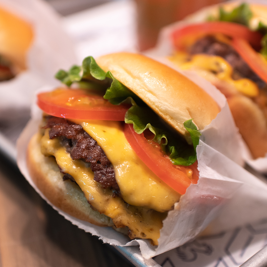 sszk's tweet photo. シャックバーガーが美味しすぎる。ニューヨークで食べて以来すっかりトリコ。 #shakeshack #shackburger #シェイクシャック https://t.co/ktG3n6uMqu