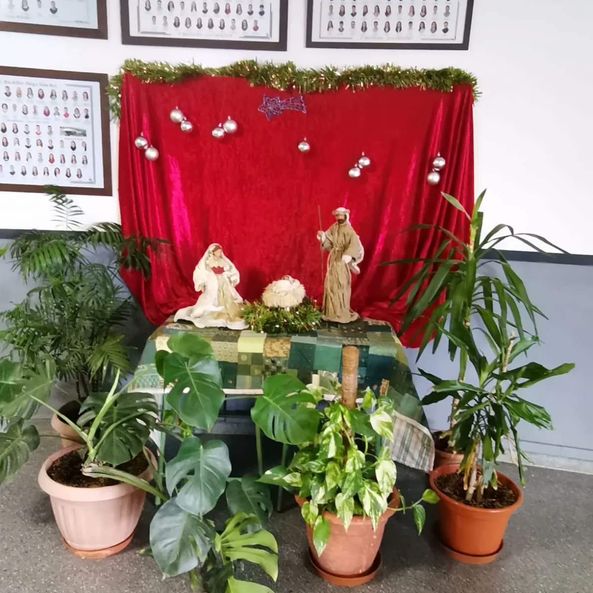 i_bachiller's tweet photo. A nuestro centro llega la Navidad y el alumnado se ha puesto manos a la obra realizando tarjetas de felicitación y decoración navideña 🎄🎄🎅🏻 https://t.co/PRqDchQItw