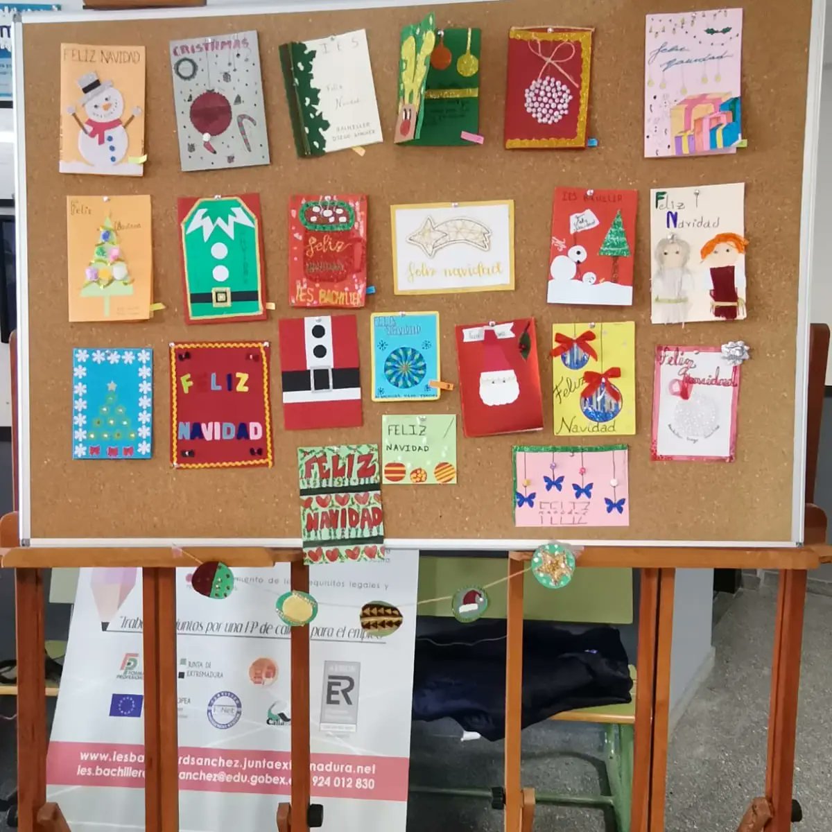 i_bachiller's tweet photo. A nuestro centro llega la Navidad y el alumnado se ha puesto manos a la obra realizando tarjetas de felicitación y decoración navideña 🎄🎄🎅🏻 https://t.co/PRqDchQItw