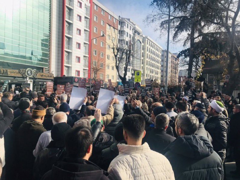 Eskişehir'deki 60 Yıllık Hal Cami
Meselesini Gündeme Getirmiştik
Bugün Yoğun Bir Katılım ile
Eskişehir 'li Kardeşlerimiz
Büyük Bir Eylem Gerçekleştirdi.

Bu Cami'yi ALLAH'ın
İzni ile Yıktırmayacağız ❗️