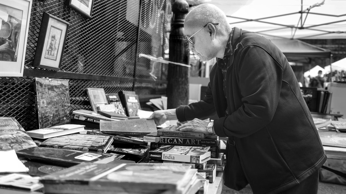 bobcooley's tweet photo. Literary Trove
#FujiX100V
160th@ƒ/2-ISO400

#books #literature #fixedlens #primelens #leafshutter #usedbooks #ChelseaFleaNYC #fleamarket #candid #fujifilmAcros #photojournalism #documentary #streetphotography #Fujifilm #blackandwhite #darkroom #grain #ChelseaNYC #citylife https://t.co/rDZgPdv5GK