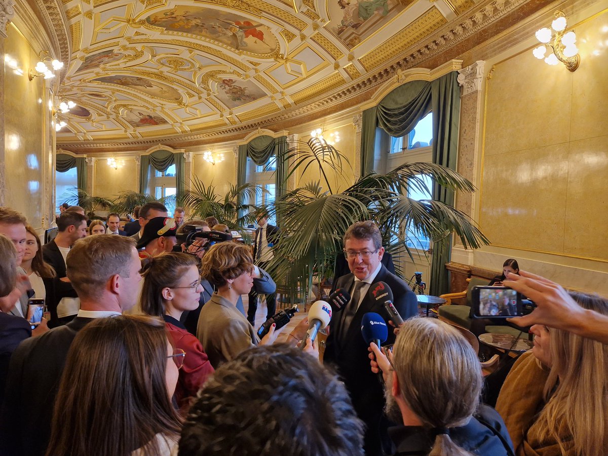 Meine erste #Bundesratswahl miterlebt. Gelernt: 1. Alles ist möglich. 2. Beste Zeit für Emotionen!😱 3. Aperos sind der beste Ort, um mit Bundesräten ohne grosses Aufheben sprechen zu können.