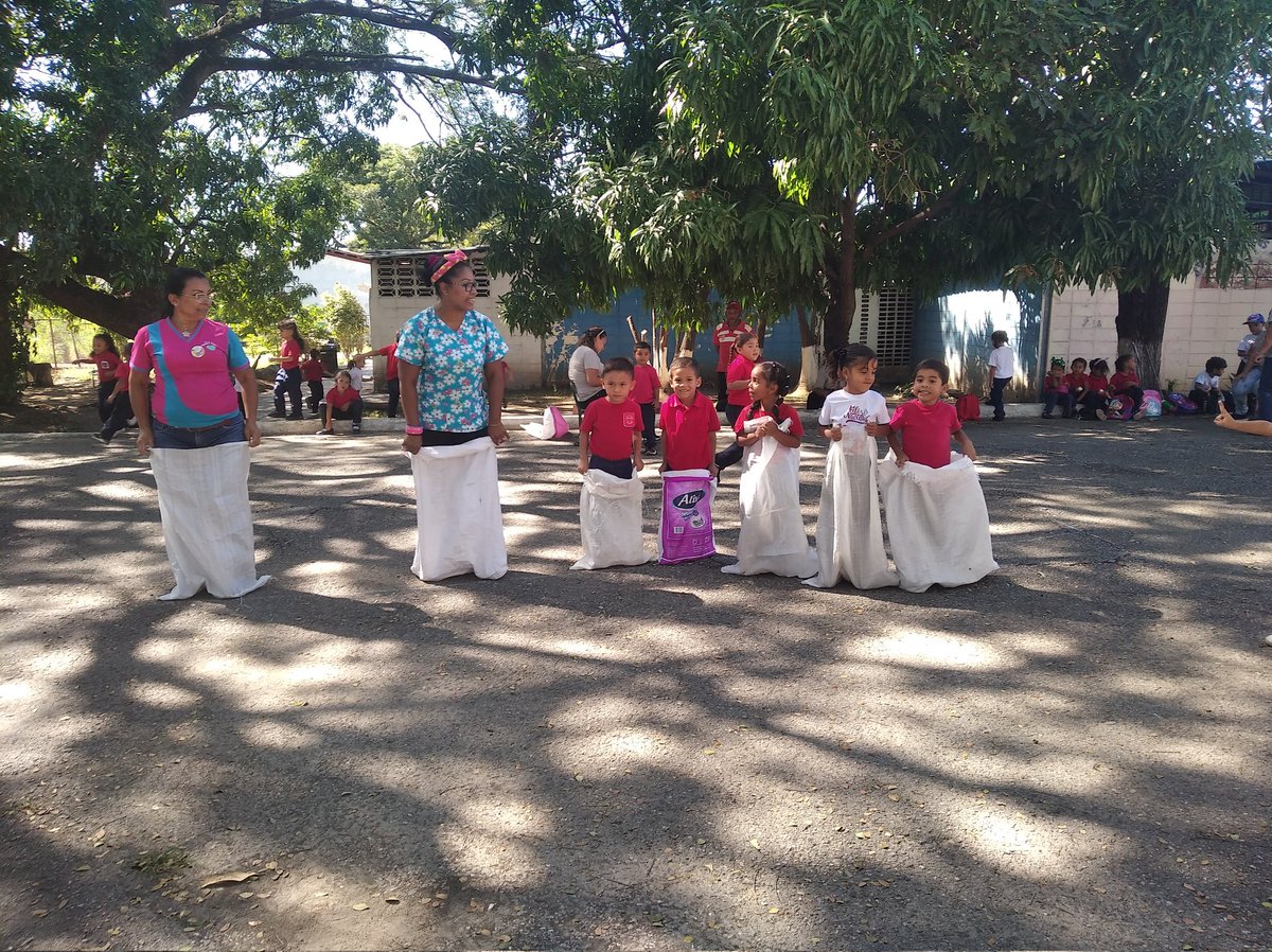 pen_aristides's tweet photo. #07DeDiciembre El @pen_aristides en el marco de su semana aniversaria, el día de ayer #06deDic los niños y niñas disfrutaron de diferentes juegos recreativos y tradicionales, pasando un día agradable. 
#ZamoraEsZamora
#AraguaEsEducación
@leoalvacabrera 
@_LaAvanzadora
@joanca30 https://t.co/nCoEOUHqrH