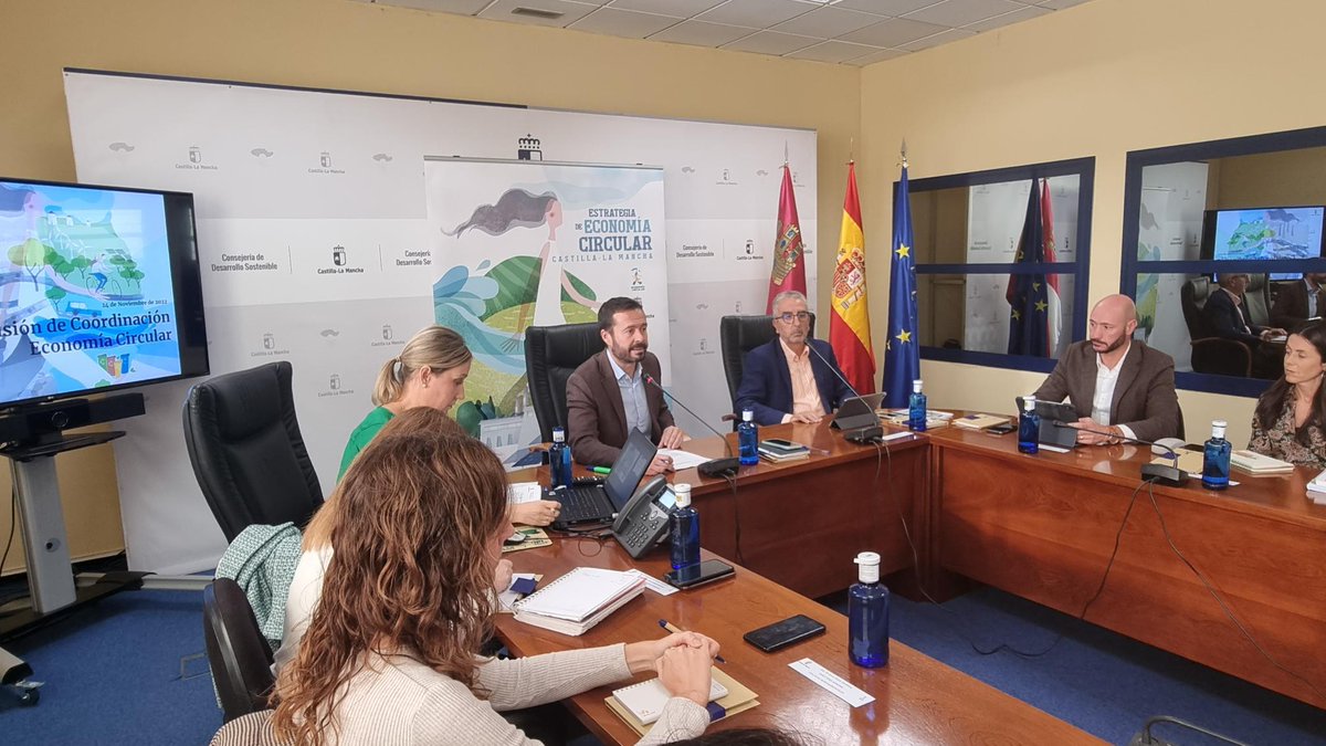 ✅ECONOMÍA CIRCULAR

👉El <a href="/gobjccm/">Gobierno de Castilla-La Mancha</a> sigue avanzando en la implantación de la 'Estrategia de Economía Circular' de #CLM con los agentes implicados

📸👇Reunión anual de la Comisión de Economía Circular
<a href="/JL_escudero/">José Luis Escudero</a> 
<a href="/FJSARIZA/">Javier Ariza Cantero</a>
<a href="/marchan_morales/">Fernando Marchán Morales</a> 

🔗castillalamancha.es/actualidad/gal…