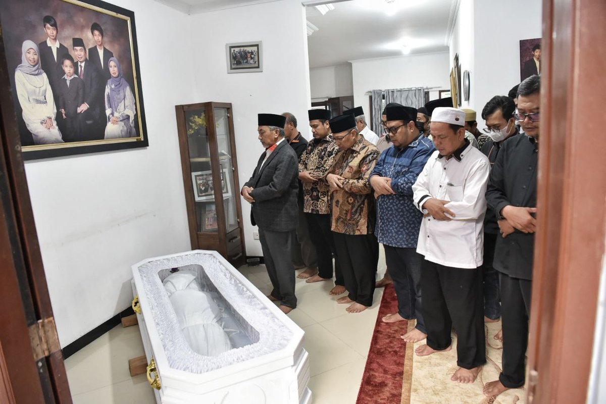 Presiden PKS Ahmad Syaikhu takziah ke kediaman almarhum  Muhammad Zidan Farhatullah (17) di Kampung Garon Timur, Desa Setialaksana, Kec. Cabangbungin. Kab. Bekasi, Jawa Barat, Rabu (7/12/2022).