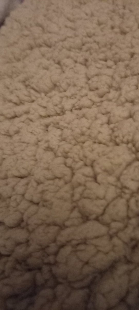 smbslt's tweet image. 4 blankets last night, it was COLD. My wee amber #booklight &amp;amp; finally got to read a few chapters xxx #currentread #TheLittleVillageChristmas #author #SueMoorcroft I am getting bad vibes from a character ooooh skulduggery afoot mayhap?