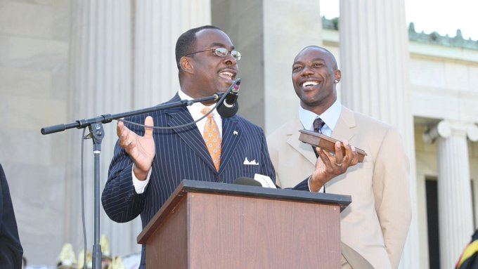 VintageBills's tweet photo. Wacky Wednesday~

Remember when Mayor Byron Brown gave Terrell Owens a key to the city. Two stipulations were made- T.O needed to get 10 TDs &amp; The Bills must make the playoffs. Neither happened &amp; the whereabouts of that key is still unknown. #KeyToCity #BillsMafia https://t.co/z0mFMqIkhK