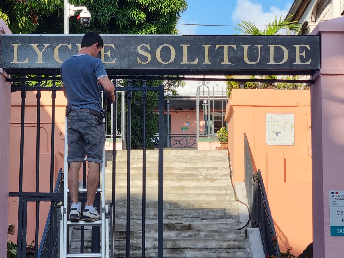 Le lycée carnot devient le lycée solitude?
Le temps du tournage d'un épisode de "meurtre aux caraïbes"...l'établissement accueil aujourd'hui l'équipe de tournage de cette série .