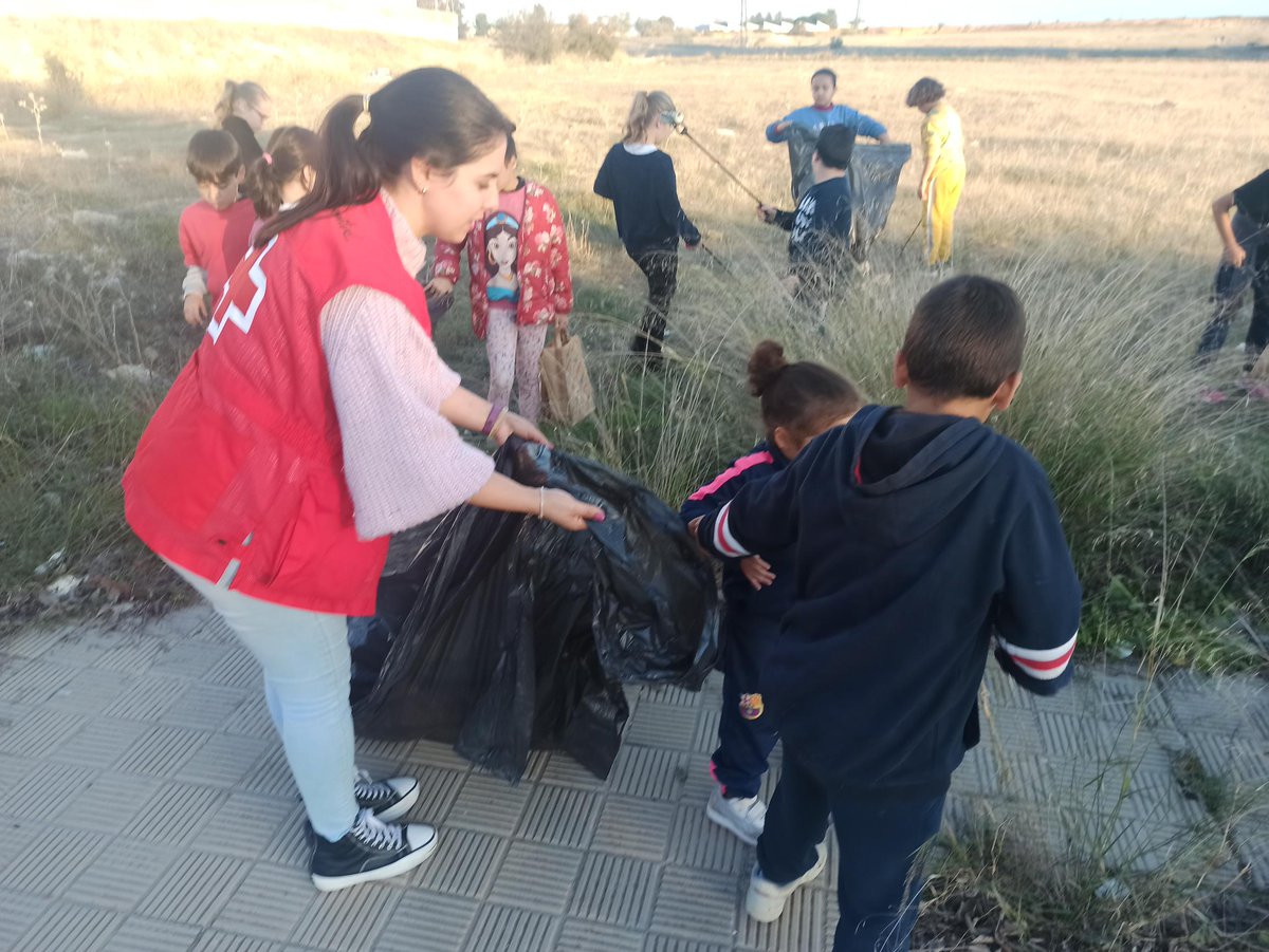 CruzRojaSevilla's tweet photo. [#MedioAmbiente]

Concienciamos y sensibilizamos a los peques y mayores de #CRUtrera con una actividad intergeneracional sobre la importancia del cuidado y protección de nuestros campos. Comenzamos la campaña #1m2 por los montes, bosques y campos a través del #ProyectoLibera. https://t.co/gZrEBr82QN