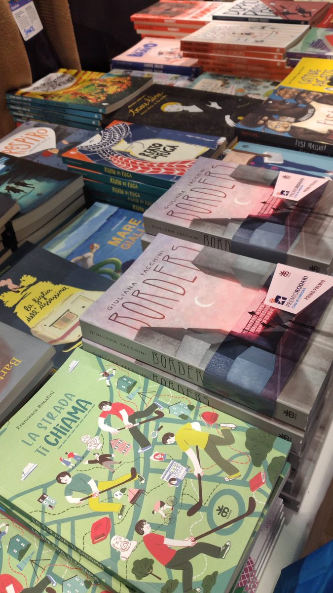 Roma @piulibri22 <a href="/Sinnos1/">Sinnos</a>  
Io non ci sono, ma loro sì! 
Una Ladra, La figlia di un'assassina e una ragazza e tre ragazzi con i nomi famosi di due scrittrici e due scrittori del passato.
Ed ecco in primissimo piano Borders🍀 vestito del suo meraviglioso Premio Rodari!