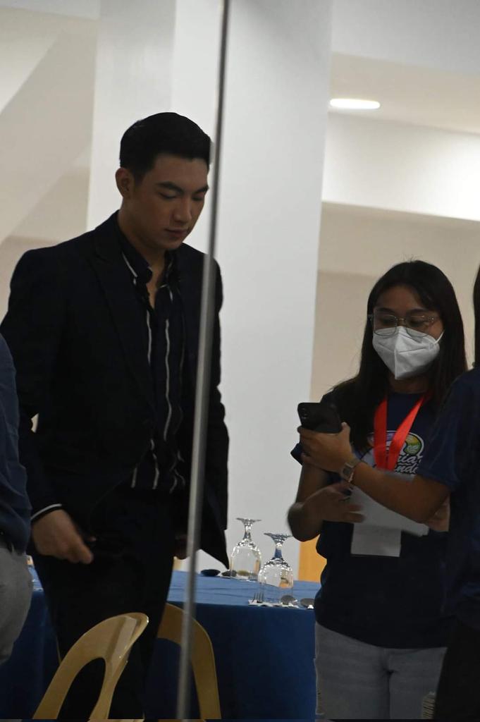 Echarripapspi's tweet photo. Ayuda po ba? 

#Darren https://t.co/lXfpxocjHr