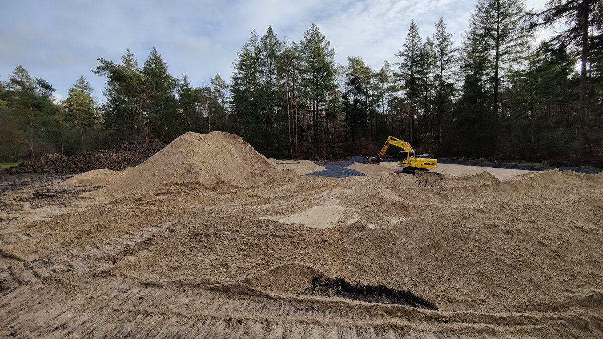 De aanleg van de spartelvijver in het #Zandenbos is in volle gang! Over een aantal weken is het project klaar zijn en dan kunnen de trouwe viervoeters in het water spelen 🐕. #nunspeet #zandenbos #spartelvijver #staatsbosbeheer #veluwe #honden  <a href="/gem_nunspeet/">Gemeente Nunspeet</a> <a href="/BoswachterJody/">Jody</a>