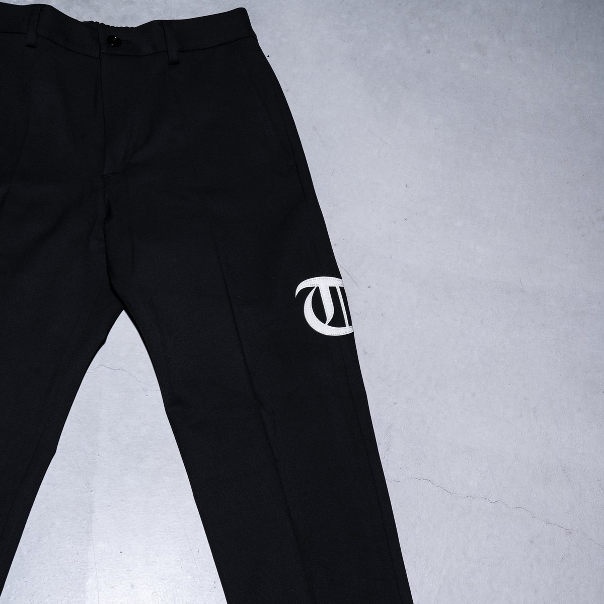 AY_ONLINE_'s tweet photo. 【2way stretch Easy slacks】

キックバックに定評がある2wayストレッチ生地を用いた、スラックスタイプパンツ。
肉厚ながらもストレッチが強い素材でありながら、フォーマルとストリートを融合した生地感。
ウェストはゴムを入れているイージー仕様、レザーワッペンは本革を使用。 https://t.co/g0XFYjIdDO
