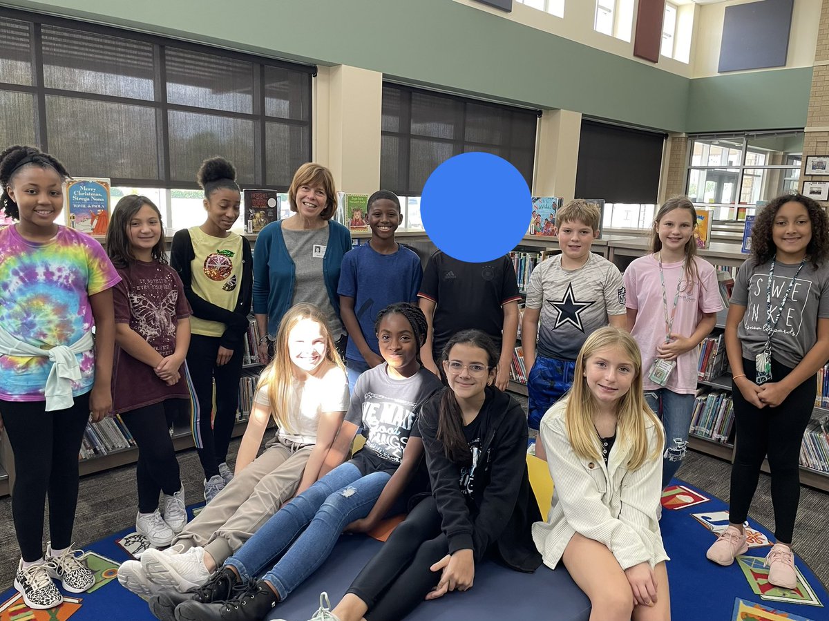 Lunch with this crew of enthusiastic library helpers ⁦<a href="/SwenkeCFISD/">SwenkeCFISD</a>⁩!