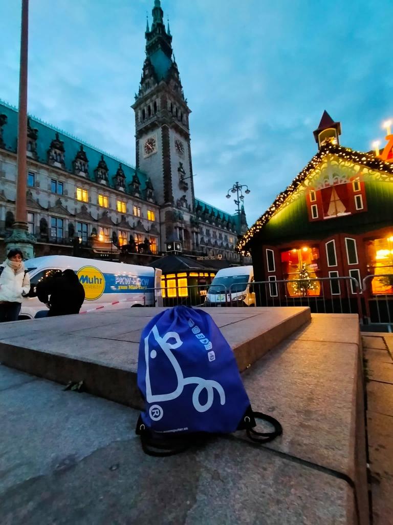 Ecomputer_'s tweet photo. Nuestro ratón viajero está aprovechando este puente de diciembre para visitar Hamburgo y Hamelín. 🐭🇩🇪  
¿Dónde has ido tú estos días?
#ratonviajero #computeros #navidad2022 #alemania https://t.co/9ZV1UePkzQ
