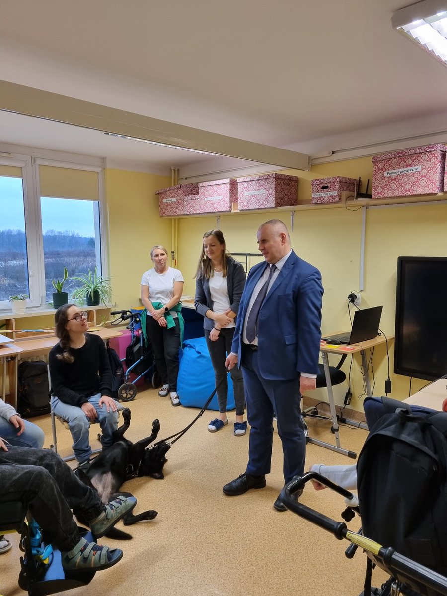 PelnomocnikON's tweet photo. Wiceminister @pawel_wdowik odwiedził Stowarzyszenie Budujemy Przystań w Radomiu. Stowarzyszenie wspiera dzieci i młodzież z niepełnosprawnościami. https://t.co/f48krQrpkb