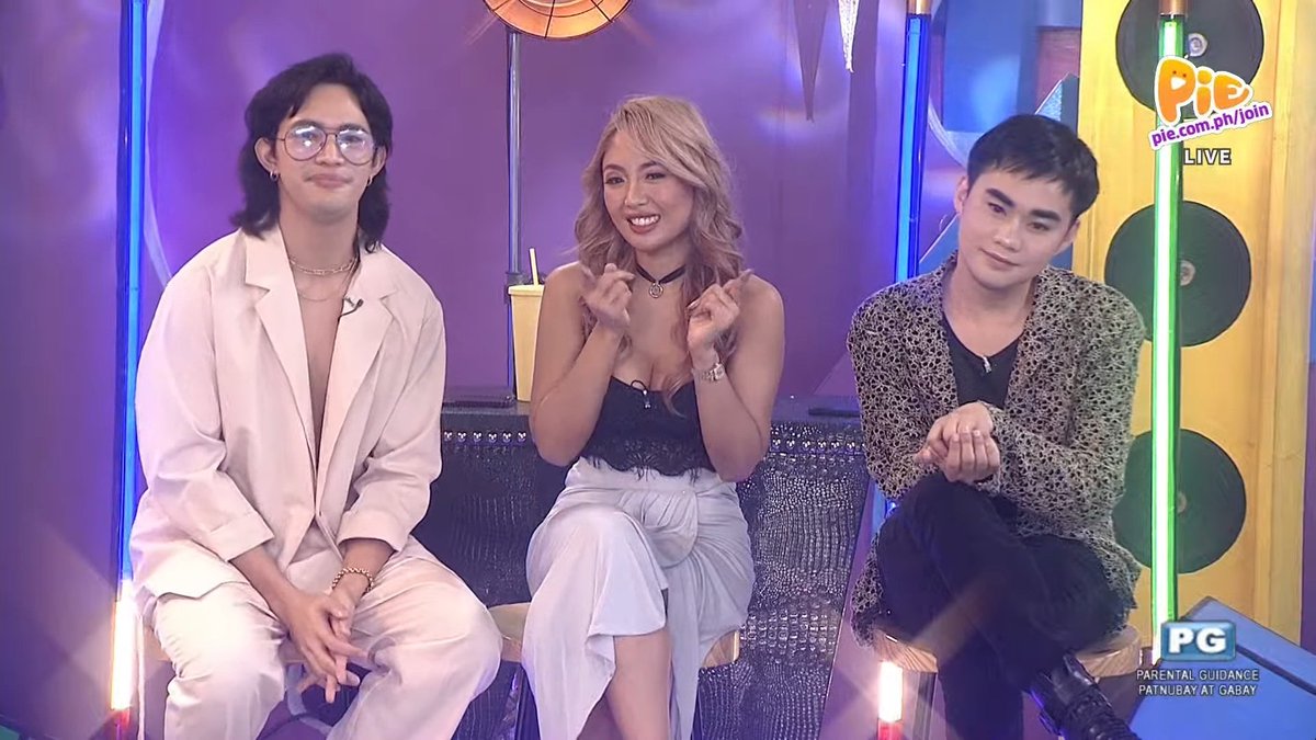 jmcarcoochie's tweet image. Another night filled with good vibes na chikahan, hugutan, kwentuhan at jammingan sa #PIENightLong with #AaronManiego, @Karen_Bordador and @lucasnikkogrc #LucasMeAgainSaPNL
Abangers na sa kwento ng live sharer sa #BastaKaFeelingKa mamaya. Kiligin kaya kami or magagalit?