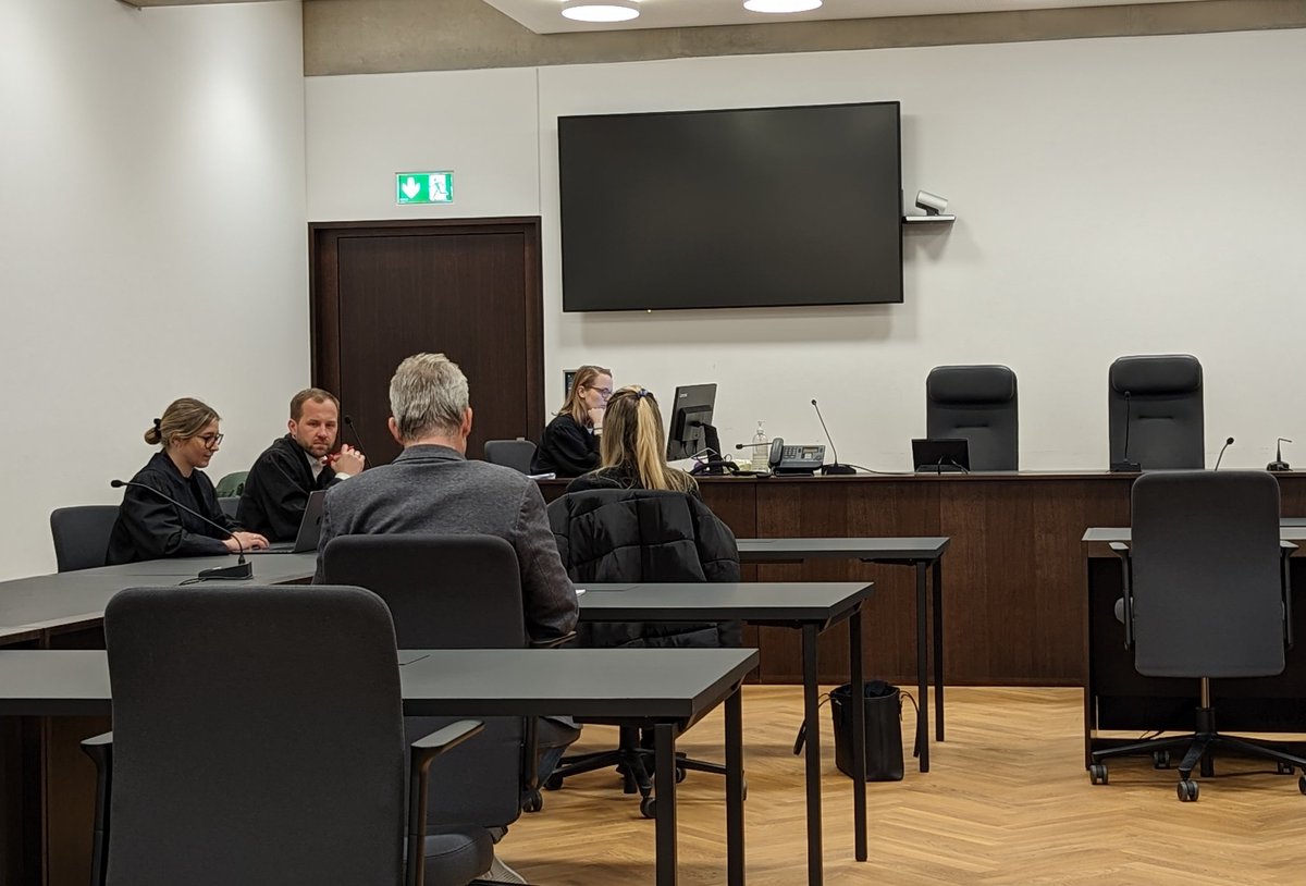 ni_ebe's tweet photo. Das Gericht in #Nürnberg ist überzeugt: Ein Ex-Anwalt aus Schwabach hat den Staat um mehr als eine halbe Million Euro #Corona-Hilfen betrogen. 
Er muss für vier Jahre und drei Monate ins Gefängnis. Seine mitangeklagte Ehefrau erhielt ein Jahr auf Bewährung.
@BR24 @BR_Franken https://t.co/K0TY6rjYuW
