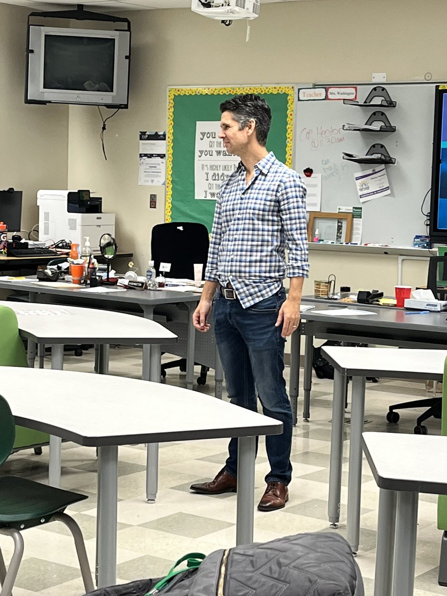 ValleReads's tweet photo. Robert McEwan was a wonderful mentor to students at @MJSeniorHigh as they discussed possible business opportunities for their company. @ja_miami appreciates the work volunteers do you empower students. https://t.co/b5mP2ZYnXp
