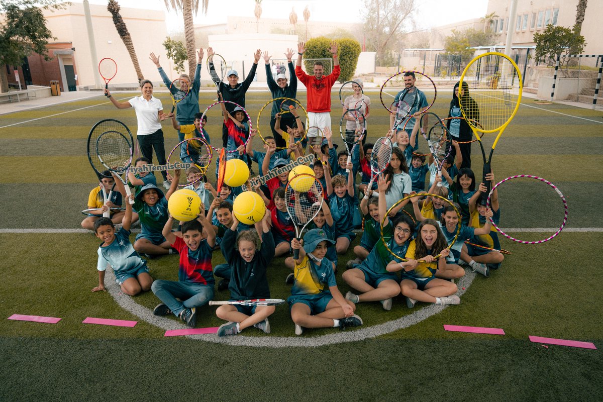 DiriyahCup's tweet photo. That was fun 🤗 Some teachers and school kids from British International School in Riyadh spent the morning with @judymurray_ for our Kids Clinic. @Babsschett and Mats Wilander joined as well 😍🎾 

#DiriyahTennisCup #DiriyahSeason #Aramco #DTC #SaudiArabia https://t.co/Zo1F4o3Nhk